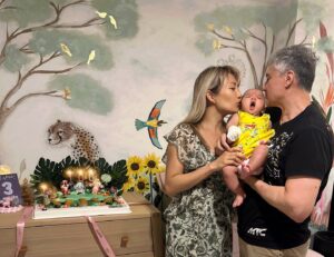 JuJu Chan Instagram - Calysta’s 100 Day 🥰
Held a small gathering in Hong Kong🇭🇰 before us heading back to Sydney 🇦🇺 .

Cake: @bakebe_hk 
Cookies: @crewkies 
Mural: @50notout 

#100day #babygirl #newborn #百日宴 #百日宴蛋糕 #crewkies #bakebe