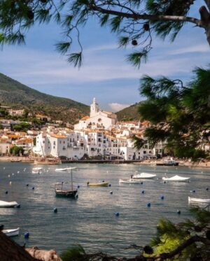 Juan Avellaneda Instagram - Amo el Mediterraneo así que me escapé dos días a un lugar que es súper inspirador y único ¿Adivinas donde estoy? 

Y si, el pez de nata es tan top 😋

#summer #verano #costabrava #mediterraneo
