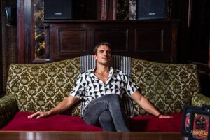Juan Ignacio Cane Instagram - Enero 2022 - @phluisfrontini : “Vamos a @eldiablitobar a hacer unas Fotos”… ”el Dueño, el empleado y los clientes son una misma persona”… Ok Luis! Si vos decís…📸 

#juanignaciocane #actorslife #actitud #argentina🇦🇷 #rosario #bar #whisky #actorargentino @rosariolaciudad @rosxelmundo @arturo.villanueva1 @eldiablitobar