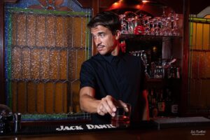 Juan Ignacio Cane Instagram - Enero 2022 - @phluisfrontini : “Vamos a @eldiablitobar a hacer unas Fotos”… ”el Dueño, el empleado y los clientes son una misma persona”… Ok Luis! Si vos decís…📸 

#juanignaciocane #actorslife #actitud #argentina🇦🇷 #rosario #bar #whisky #actorargentino @rosariolaciudad @rosxelmundo @arturo.villanueva1 @eldiablitobar