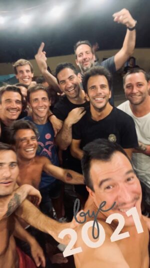 Juan Ignacio Cane Instagram - Estoy aprendiendo a hacer reels , quise poner a todos ! 
Porque todos me hicieron muy feliz! 
Cada unx con quien compartí aunque sea un segundo de este 2021! Gracias de corazón! 
Les deseo el triple para este 2022 de lo que me dieron el 2021!
🤗🥂❤️