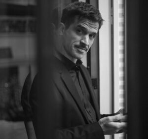 Juan Ignacio Cane Instagram - Un poco de Blanco y Negro!
Gracias….👇
📸 @ferminvitali por la paciencia 
💈 @estudiocoolcuts por ese 💇🏼‍♂️
@carringtonok por vestirme!
@tomford por ese aroma❤️
Vamos por más!!!
@grupomass 

#actor #actorlife #actorargentino #actors #serie #networking #tomfordmen #tomfordbeauty #tomford #perfumesimportados #perfume #fragances #juanignaciocane