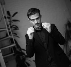 Juan Ignacio Cane Instagram - Un poco de Blanco y Negro!
Gracias….👇
📸 @ferminvitali por la paciencia 
💈 @estudiocoolcuts por ese 💇🏼‍♂️
@carringtonok por vestirme!
@tomford por ese aroma❤️
Vamos por más!!!
@grupomass 

#actor #actorlife #actorargentino #actors #serie #networking #tomfordmen #tomfordbeauty #tomford #perfumesimportados #perfume #fragances #juanignaciocane