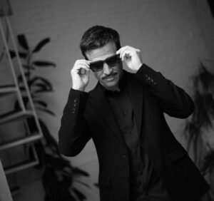 Juan Ignacio Cane Instagram - Un poco de Blanco y Negro!
Gracias….👇
📸 @ferminvitali por la paciencia 
💈 @estudiocoolcuts por ese 💇🏼‍♂️
@carringtonok por vestirme!
@tomford por ese aroma❤️
Vamos por más!!!
@grupomass 

#actor #actorlife #actorargentino #actors #serie #networking #tomfordmen #tomfordbeauty #tomford #perfumesimportados #perfume #fragances #juanignaciocane