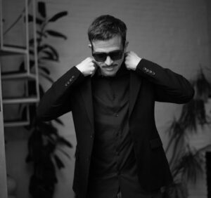 Juan Ignacio Cane Instagram - Un poco de Blanco y Negro!
Gracias….👇
📸 @ferminvitali por la paciencia 
💈 @estudiocoolcuts por ese 💇🏼‍♂️
@carringtonok por vestirme!
@tomford por ese aroma❤️
Vamos por más!!!
@grupomass 

#actor #actorlife #actorargentino #actors #serie #networking #tomfordmen #tomfordbeauty #tomford #perfumesimportados #perfume #fragances #juanignaciocane