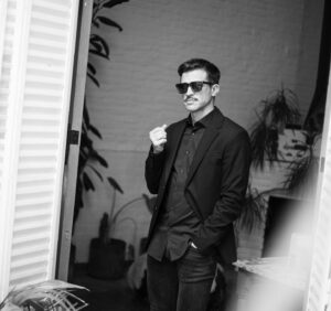 Juan Ignacio Cane Instagram - Un poco de Blanco y Negro!
Gracias….👇
📸 @ferminvitali por la paciencia 
💈 @estudiocoolcuts por ese 💇🏼‍♂️
@carringtonok por vestirme!
@tomford por ese aroma❤️
Vamos por más!!!
@grupomass 

#actor #actorlife #actorargentino #actors #serie #networking #tomfordmen #tomfordbeauty #tomford #perfumesimportados #perfume #fragances #juanignaciocane