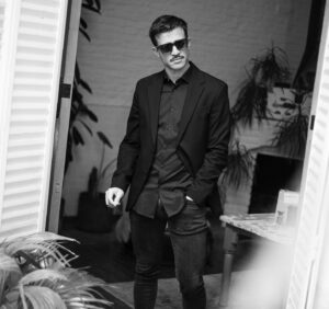 Juan Ignacio Cane Instagram - Un poco de Blanco y Negro!
Gracias….👇
📸 @ferminvitali por la paciencia 
💈 @estudiocoolcuts por ese 💇🏼‍♂️
@carringtonok por vestirme!
@tomford por ese aroma❤️
Vamos por más!!!
@grupomass 

#actor #actorlife #actorargentino #actors #serie #networking #tomfordmen #tomfordbeauty #tomford #perfumesimportados #perfume #fragances #juanignaciocane