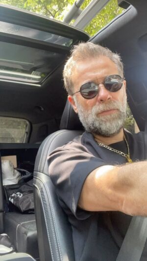 Juan Manuel Bernal Instagram - Porque traigo este look?  Ya se enterarán…. Jijij saludos!