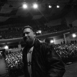 Juan Pablo López Instagram - Hermosos 3 días, Pucón, Victoria, terminando en Temuco, Teatro Municipal, 5 presentaciones muy bakanes. Abriendo los shows @harinatostada y se nos sumó en Temuco @tirotallas 🫶🏻👏🏻👏🏻😘.

Gran trabajo de @tereacevedoe ❤️

📸 @arturoledezma_ 🫶🏻

#temuco #pucon #victoria #comedia #humor #santiago #standup #standupcomedy