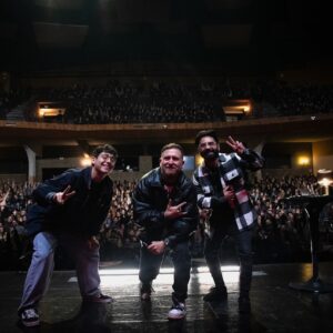 Juan Pablo López Instagram - Hermosos 3 días, Pucón, Victoria, terminando en Temuco, Teatro Municipal, 5 presentaciones muy bakanes. Abriendo los shows @harinatostada y se nos sumó en Temuco @tirotallas 🫶🏻👏🏻👏🏻😘.

Gran trabajo de @tereacevedoe ❤️

📸 @arturoledezma_ 🫶🏻

#temuco #pucon #victoria #comedia #humor #santiago #standup #standupcomedy