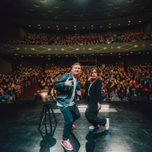 Juan Pablo López Instagram - Grandioso público de santiago 🫶🏻❤️ muchas gracias, lo pasamos increíble en ambos shows. Que bakan compartir con @sisoylapampam y @tirotallas quienen abrieron las funciones, puro talento 👏🏻👏🏻👏🏻👏🏻👏🏻👏🏻.

Próximo show en Santiago, 14 de Septiembre, doble función, 20 y 22 horas, Teatro Oriente.

Regiones, Concepción, Pucón, Victoria, Temuco, toda la info en www.lopezcomediante.cl

Tremendo equipo liderado por @tereacevedoe 

📸 Tremendas fotos de la pulenta @jossmoisan 

#santiagodechile #comedia #standup #stabdupcomedy #humor #chile