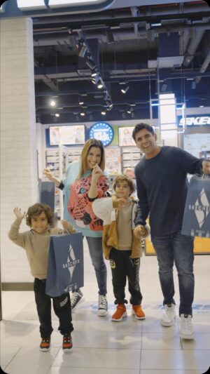 Juan Pablo Queraltó Instagram - Aqui en familia con mi @fransfeir y los niños!! 
Nosotros ya comenzamos a celebrar a los niños junto a toda la magia de Skechers Kids! 🎈🌈
No esperes más y llena su mundo de aventuras y diversión. Además, por la compra de cualquier par Kids te llevas de regalo un juego de bloques que a los niños les encanta! ✨
Encuentra ese regalo perfecto para ellos en tiendas Skechers y en Skechers.cl
*Promoción válida solo en tiendas físicas y hasta agotar stock.