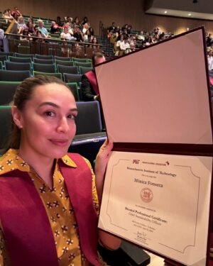 Juan Pablo Raba Instagram - You did it! We are so proud of you.

Lo lograste Monkey. 
Nunca dudé que lo harías , pero a veces me preguntaba si tendrías el tiempo necesario.
Dos chirlos, los viajes, mi trabajo….la vida.
Y te vi darle. Sábados, Domingos, noches y a veces días enteros. Con alegría, pasión y no sin un par de momentos difíciles.
Y aún así lo lograste. Sacaste el tiempo, te lo inventaste a veces. 
Tu Pá fantástico venía a hacer tareas contigo y verlos era divino.
Hasta Joaquin se sentaba contigo a hacer tareas.
Que orgullo Monkey. Que gran regalo te diste y nos diste a todos en esta casa.
We love you.
