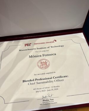 Juan Pablo Raba Instagram - You did it! We are so proud of you.

Lo lograste Monkey. 
Nunca dudé que lo harías , pero a veces me preguntaba si tendrías el tiempo necesario.
Dos chirlos, los viajes, mi trabajo….la vida.
Y te vi darle. Sábados, Domingos, noches y a veces días enteros. Con alegría, pasión y no sin un par de momentos difíciles.
Y aún así lo lograste. Sacaste el tiempo, te lo inventaste a veces. 
Tu Pá fantástico venía a hacer tareas contigo y verlos era divino.
Hasta Joaquin se sentaba contigo a hacer tareas.
Que orgullo Monkey. Que gran regalo te diste y nos diste a todos en esta casa.
We love you.