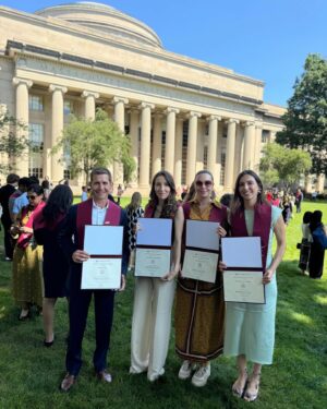 Juan Pablo Raba Instagram - You did it! We are so proud of you.

Lo lograste Monkey. 
Nunca dudé que lo harías , pero a veces me preguntaba si tendrías el tiempo necesario.
Dos chirlos, los viajes, mi trabajo….la vida.
Y te vi darle. Sábados, Domingos, noches y a veces días enteros. Con alegría, pasión y no sin un par de momentos difíciles.
Y aún así lo lograste. Sacaste el tiempo, te lo inventaste a veces. 
Tu Pá fantástico venía a hacer tareas contigo y verlos era divino.
Hasta Joaquin se sentaba contigo a hacer tareas.
Que orgullo Monkey. Que gran regalo te diste y nos diste a todos en esta casa.
We love you.