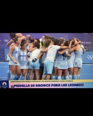Juan Pablo Sorín Instagram - Vamoooooos LasLeonaaaas otra medalla 🥉más para la Argentina 🇦🇷❤️!!! 
fueron, son y serán gigantes !!! 
Foto y vídeos de los penales australianos ( con grito incluído en casa @sol_alac ) donde fue enorme la China otra vez @criscosentino_ 👏👏🙌🏾😀
Golazos de juventud @zoediiazz @lara_casas  @soficairo_ ( partidazo igual q @_valeraposo )   la experiencia de un grupo unido y vencedor ! Después de las lágrimas el golazo espectdcular hoy de @agusgorze #3 ✊🏾!
Las abrazamos fuerte gracias Leonas ❤️!!
Y todo el CT encabezado x FernandoFerrara