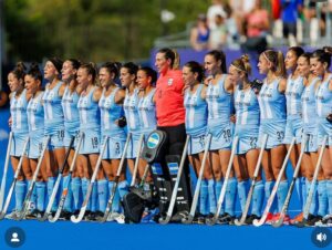 Juan Pablo Sorín Instagram - Argentina es semifinalista en hockey !!! Video los goles en los penales. Antes el empate agónico golazo de #Jankunas  en corner corto después de jugada @agusalbertario @agusgorze y desvío de Julieta y luego esta definición bárbara en el penal  australiano / También brillante @zoediiazz con su juventud y talento ! Excelente la China @criscosentino_ atajándose  y tapando todo ！ vamos Argentina 🇦🇷❤️✊🏾 Vamos LasLeonas son gigantes ! Desde la cancha o desde cualquier lado alentándolas siempre !

Junto a #DiegoEterno q siempre estuvo con las leonas, con las selecciones argentinas planteles y deportistas argentos