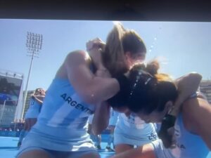 Juan Pablo Sorín Instagram - Argentina es semifinalista en hockey !!! Video los goles en los penales. Antes el empate agónico golazo de #Jankunas  en corner corto después de jugada @agusalbertario @agusgorze y desvío de Julieta y luego esta definición bárbara en el penal  australiano / También brillante @zoediiazz con su juventud y talento ! Excelente la China @criscosentino_ atajándose  y tapando todo ！ vamos Argentina 🇦🇷❤️✊🏾 Vamos LasLeonas son gigantes ! Desde la cancha o desde cualquier lado alentándolas siempre !

Junto a #DiegoEterno q siempre estuvo con las leonas, con las selecciones argentinas planteles y deportistas argentos