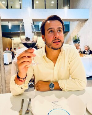 Juanfe Sanz Instagram - Mientras unos ladran, otros disfrutan…

🤤 🍷 🫒 

#food #weekend #vine #findesemana #workout #rest #restaurante #gild #aperitivo #free #freefire #lifestyle #life #style #moment #moments #momentos