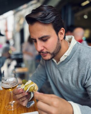 Juanfe Sanz Instagram - Mientras unos ladran, otros disfrutan…

🤤 🍷 🫒 

#food #weekend #vine #findesemana #workout #rest #restaurante #gild #aperitivo #free #freefire #lifestyle #life #style #moment #moments #momentos