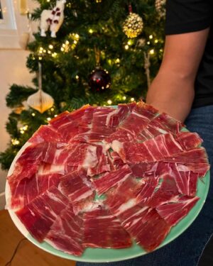 Juanfe Sanz Instagram - Disfrutar de estas fechas es disfrutar del mejor jamón. Se me cae la baba ¡Felices fiestas!

Ya sabéis que no hay Navidad sin @enriquetomas.

Aquí tenéis la web 👉🏻enriquetomas.com #ad