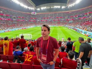 Juanfe Sanz Instagram - Hoy se cumple 1 año, un año de la FINAL de todos los tiempos. El 18 de diciembre de 2022, Argentina se proclamó campeón del Mundial más controvertido de la historia, el Mundial de Qatar. Jamás lo olvidaré. Poder contar que lo viví allí es inolvidable. 

Fue un sueño cumplido. Representar a @elchiringuitotv durante un mes en Qatar fue el mayor de los privilegios. 

Días intensos, muy intensos, con momentos duros de trabajo 24h pero con recompensas enormes. Estadios imponentes, una cultura distinta, la pasión del fútbol en el mundo… Da igual el tiempo empleado y los kilómetros recorridos si es para hacer lo que amas: Fútbol y periodismo. 

Con todos ustedes la mejor experiencia profesional de mi vida.

#qatar2022 #qatar #mundiadeqatar #mundialdeqatar2022 #argentina🇦🇷 #selecciónargentina #worldcup #worldcup2022 #world cupqatar #afa #messi #futbol #soccer #soccerlife #elchiringuitodemega