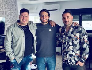 Juanfe Sanz Instagram - No me escondo, soy TEAM @andyylucasoficial 
Parte de mi vida y mi juventud. Dos tipazos. 

¡Y SORPRESA! Cantarán la canción navideña de @elchiringuitotv ¡UN TEMAZO! Muchas ganas…. ¿Qué os parece?

#elchiringuitodemega #elchiringuito #navidad #villancicosnavideños #villancicos #andylucas #tantolaqueria #sondeamores #tvshow #singers #viral #news #work