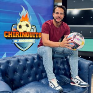 Juanfe Sanz Instagram - Acaba otra temporada increíble para mí en @elchiringuitotv ¡Ya VAAAN 12! 

Un año intenso y con experiencias inolvidables. El esfuerzo de una redacción enamorada de su trabajo y que pelea por ganar cada partido hasta el final líderada por @josep.pedrerol 

Información, entretenimiento, debate y MUY buen rollo.

Un año marcado para mí por el Mundial de Qatar. Experiencia inolvidable, que siempre recordaré con cariño.

Nos vemos el 7 del 8 si 🐢 nos lo permite. A cargar pilas y coger carrerilla para seguir haciendo historia de la TV.

¡Ah! “Ladran, luego cabalgamos”

#tv #tvshow #elchiringuitodemega #elchiringuito #verano #sumertime #holidays #workout