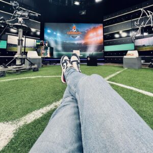 Juanfe Sanz Instagram - Acaba otra temporada increíble para mí en @elchiringuitotv ¡Ya VAAAN 12! 

Un año intenso y con experiencias inolvidables. El esfuerzo de una redacción enamorada de su trabajo y que pelea por ganar cada partido hasta el final líderada por @josep.pedrerol 

Información, entretenimiento, debate y MUY buen rollo.

Un año marcado para mí por el Mundial de Qatar. Experiencia inolvidable, que siempre recordaré con cariño.

Nos vemos el 7 del 8 si 🐢 nos lo permite. A cargar pilas y coger carrerilla para seguir haciendo historia de la TV.

¡Ah! “Ladran, luego cabalgamos”

#tv #tvshow #elchiringuitodemega #elchiringuito #verano #sumertime #holidays #workout