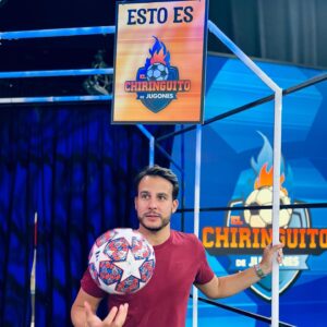 Juanfe Sanz Instagram - Acaba otra temporada increíble para mí en @elchiringuitotv ¡Ya VAAAN 12! 

Un año intenso y con experiencias inolvidables. El esfuerzo de una redacción enamorada de su trabajo y que pelea por ganar cada partido hasta el final líderada por @josep.pedrerol 

Información, entretenimiento, debate y MUY buen rollo.

Un año marcado para mí por el Mundial de Qatar. Experiencia inolvidable, que siempre recordaré con cariño.

Nos vemos el 7 del 8 si 🐢 nos lo permite. A cargar pilas y coger carrerilla para seguir haciendo historia de la TV.

¡Ah! “Ladran, luego cabalgamos”

#tv #tvshow #elchiringuitodemega #elchiringuito #verano #sumertime #holidays #workout