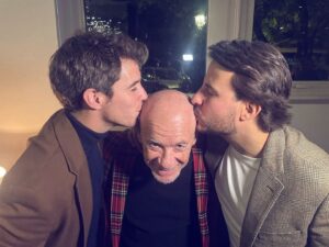 Juanfe Sanz Instagram - Otro beso en su calva, otro año de buena suerte para @elchiringuitotv 

💋 🎱 

#tradición #tradiciones #beso #besame #elchiringuitodemega #elchiringuito #navidad #cena