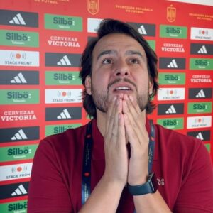 Juanfe Sanz Instagram - Primeros días en la Eurocopa 🏆
Primero días en Alemania 🇩🇪 
¡Vamos a darlo todo! @elchiringuitotv 
¡VAMOS 🇪🇸!

#euro2024 #eurocopa #eurocopa2024 #germany24 #eurocopaalemania2024 #españa #vamosespaña #alemania #germany #soccer #soccerlife #fútbol #sefutbol #españa #elchiringuitodemega #tvshow #work #moments