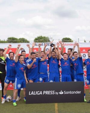 Juanfe Sanz Instagram - Campeones de Copa 🏆 ⚽️ 
Gran temporada con la familia @elchiringuitotv 
Orgulloso de todos y cada uno

#soccer #champions #campeones #winners #liga #ligademedios #win #fútbol #chiringuito #chiringuitotv #chiringuitodejugones #temporada