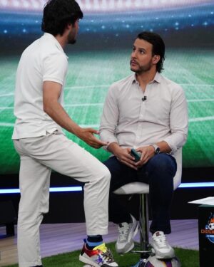 Juanfe Sanz Instagram - Sin perder los papeles 📑 @elchiringuitotv 

#work #tv #tvshow #elchiringuitodemega #elchiringuitotv #diaadia #motivation #soccer #soccerlife