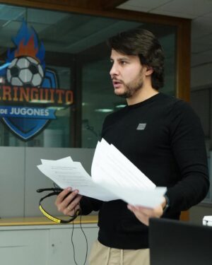 Juanfe Sanz Instagram - Sin perder los papeles 📑 @elchiringuitotv 

#work #tv #tvshow #elchiringuitodemega #elchiringuitotv #diaadia #motivation #soccer #soccerlife