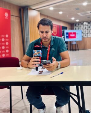 Juanfe Sanz Instagram - La seriedad y la intensidad de informar de uno momentos más tristes de la historia del fútbol Español. La ‘No dimisión de Rubiales’. @rfef 

@elchiringuitotv 📺 🎤 

#rubiales #luisrubiales #jennihermoso #rfef #novoyadimitir #piquito #españa🇪🇸 #federacionespañoladefutbol #sefutbol #elchiringuitodemega #elchiringuitotv #tv #work