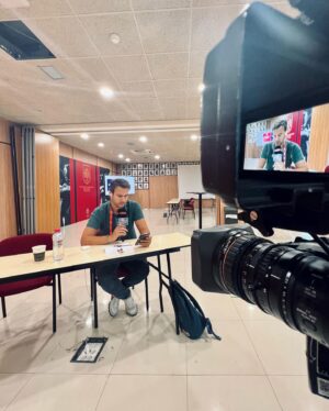 Juanfe Sanz Instagram - La seriedad y la intensidad de informar de uno momentos más tristes de la historia del fútbol Español. La ‘No dimisión de Rubiales’. @rfef 

@elchiringuitotv 📺 🎤 

#rubiales #luisrubiales #jennihermoso #rfef #novoyadimitir #piquito #españa🇪🇸 #federacionespañoladefutbol #sefutbol #elchiringuitodemega #elchiringuitotv #tv #work