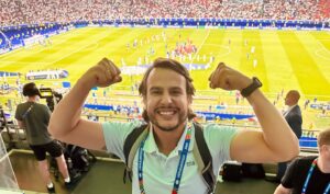 Juanfe Sanz Instagram - Todavía con resaca emocional de lo vivido. 🇪🇸 🏆 🎤 

Han pasado 12 años de la primera imagen a la segunda, ni en el mejor de los escenarios hubiera pensado en llegar hasta aquí. Un privilegio poder vivir esta experiencia haciendo lo que más me gusta.

Ha sido un mes intenso, de muchos kilómetros, de estrés y tensión, de situaciones difíciles y de echar mucho de menos a mi familia pero donde al final los buenos momentos hacen que la balanza se incline, y mucho, hacía lo positivo. ¡Y NOS HEMOS TRAIDO LA CUARTA!

Agradecido al equipazo de @elchiringuitotv sin ellos esto hubiera sido imposible y a @josep.pedrerol por dejarme vivir esta Eurocopa donde lo hemos dado TODO para contar de la mejor manera algo histórico. 

Un broche de oro a una nueva temporada inolvidable. 

#elchiringuitodemega #elchiringuito #euro2024 #eurocopalemania2024 #Alemania2024 #seleccionespañola #soccer #soccerlife #work #tvshow #germany2024 #tv