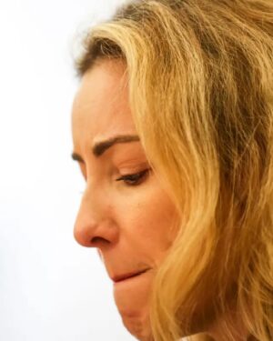 Judite Sousa Instagram - Vergonha. O que fizeram na AR a esta mulher. Perguntaram-lhe como é que estavam as filhas. Surreal. Todo o país já percebeu o que aconteceu. Não devia ser assim, mas é num país onde os “ pedidos” e os nomes de família contam. Deixem esta mãe em paz. Eu própria já usei o “ pistolão”. Calma.