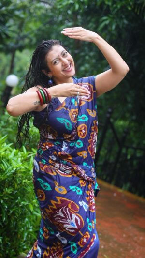 Juhi Parmar Instagram - Cham Cham with lots of dance as the rain continues but we bring a closure to the celebration of rain and monsoon week on my feed! It’s been challenging shooting in the rain ☔️. When I was hoping it would rain, it wouldn’t and so we had to reschedule the shoot so many times but as they say all is well that ends well! Hope you have enjoyed the monsoon songs, keep showering your love on me as it motivates me to keep working harder to entertain all of you ❣️

 P.S - Special thanks to my team and their dedication while shooting all these songs. holding an umbrella and taking the best shots, making sure am able to hear the audio and so much more.  Choosing each and every song carefully and making it possible to achieve. Truly thankful to you guys.. @brandnbuzz rocks 🫶🏻

#monsoon #monsoonseason #monsoonsong #rain #rainsongs #raindrops #bollywood 
.
.
Saree @truebrowns