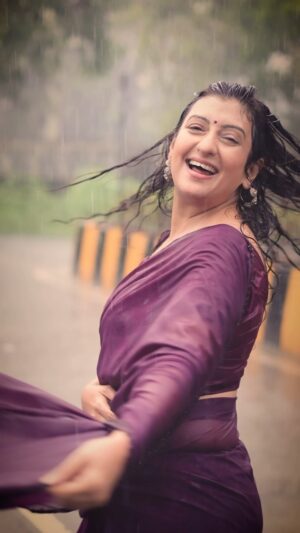Juhi Parmar Instagram - One of those films that is dedicated to love, and a song that truly is magical….The week of rain continues but this one’s got a different feel….humko humise chura loh 🎶
#love #lovesongs #lovesongs❤️ #bollywood #bollywoodsongs #bollywoodstyle #rain #rainsongs #monsoon #monsoonseason #saree #sareelove #sareelover