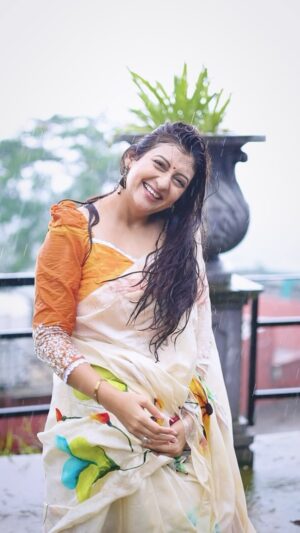 Juhi Parmar Instagram - The windows, the rain, the lyrics 🎶Continuing this #monsoonweek as we celebrate the rain with classic Bollywood songs….Recreating @m_koirala and @anilskapoor’s beautiful song that takes us back into another era ♥️

#MonsoonWithJuhi #NostalgiaWithJuhi #love #lovesongs #loveyourself #happy #rain #rainsongs #bollywood #rainyday #rainydays 
.
.
🥻: @Sujatradeisgns