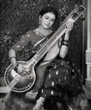 Jui Gadkari Instagram - Draped royally in this hand painted custom Paithani by @sharvaneebysheetalsahane 

MUAH and loc- @asmita_makeup_hairartist 
Captured by- @aditya_waghmare_photography 

#juigadkari #blackandwhite #nauvari #maharashtrian #royal #paithani #retro #marathimulgi #actress #sayali #tharlatarmag #tanpura #veena #indian #traditional #culture