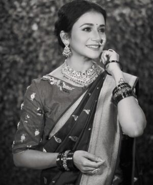 Jui Gadkari Instagram - Draped royally in this hand painted custom Paithani by @sharvaneebysheetalsahane 

MUAH and loc- @asmita_makeup_hairartist 
Captured by- @aditya_waghmare_photography 

#juigadkari #blackandwhite #nauvari #maharashtrian #royal #paithani #retro #marathimulgi #actress #sayali #tharlatarmag #tanpura #veena #indian #traditional #culture