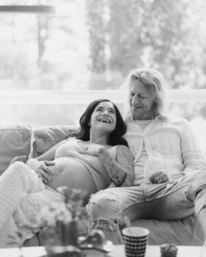 Jukka Hildén Instagram - Is it a girl or boy???? Family is about to grow any day now! I can't wait to meet the new baby! I swear @chachigonzales is a superhero the way she glows and carries the pregnancy. Im just in awe! Women rule❤️🔥

Brings me so much joy to look at the smiles and fun in these photos through the roll! 

Thanks for great photoshoot @roosakangasalustaphoto
