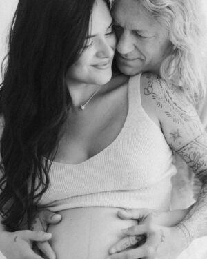 Jukka Hildén Instagram - I ADORE YOU WIFE ❤️ It's incredible to see your maternity glow and the awesome supercool aura you radiate around you! Thank you for being my wife, the best damn mommy and a superhero to our family! We are ready for you to POP 😁🫶 But is the baby ready for this family 🤣 (Check the last picture). @chachigonzales 

Really nice photos by @roosakangasalustaphoto 🔥
