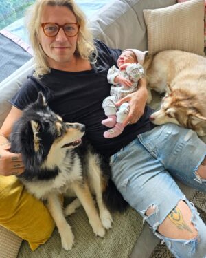 Jukka Hildén Instagram - My heart is as full as is our bed 🤣🤣🤣❤️🫶🔥🤟 5 kids and 3 dogs, LEEETTTSSS GOOOOO LIIFFFEEEEEE 🔥

THANK YOU FOR ALL THE CONGRATS AND WISHES. Team Hildén is full, right @chachigonzales ?😁