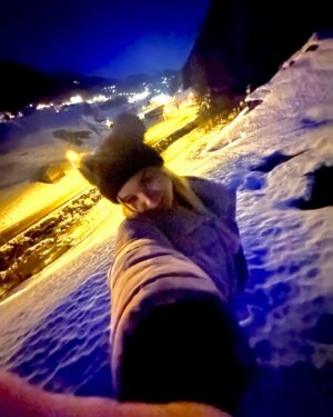Julia Beautx Instagram - Happy (belated) 2024 🎆 und hier ist ein kleiner dumpi 

1. der Schnee ist Fake aber es hat echt geschneit 
2. mein stalker fan ist mir nach ischgl gefolgt (bitte Hilfe) 
3. käsespätzle schmecken mir gut 
4. wurde zu Analyse Zwecken geschossen, Fazit meine Augen sind gesund 
5. hier bin ich der Stalker Fan, ich bekenne mich
6. Schnee Spaziergang ✨💫
7. Schnee Spaziergang Ausblick 💫✨
8. OOTN 🤭🤪
9. Prost am Abend 
10. Prost am nächsten Morgen 

Danke für eure Aufmerksamkeit & auf ein gesundes, schönes 2024 mit ganz vielen tollen neuen Erfahrungen und Erlebnissen ❤️ hab euch lieb
