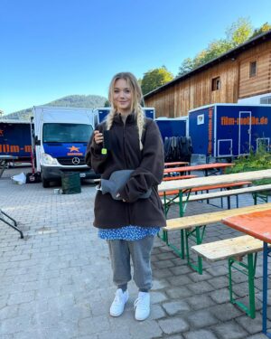 Julia Beautx Instagram - Letztes Jahr hat @zsolt_cseke mich in seine Tanzwelt gebracht, jetzt zeig ich ihm meine 🥹🎥 
Er ist einfach bei der neuen Folge Frühling dabei, die JETZT im ZDF läuft!! Schaut unbedingt rein, die Geschichte ist der Hit und er hat das soooo gut gemacht🤭 
Falls ihr es verpasst, könnt ihr immer in der @zdfmediathek alle Folgen schon schauen 😍 ansonsten jeden Sonntag um 20:15 Uhr!  schaut rein, es lohnt sich ganz dolli ich schwöre