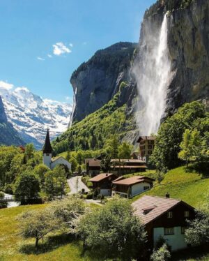 Julia Flabat Instagram - Dans le plus beau village de Suisse : Lauterbrunnen🇨🇭😍
Étape 6
-
Info :
Pas facile de se garer 😅
Essayez de venir tôt. Il y a un parking après la cascade, à côté du camping.
-
Qui est déjà venu ici ?